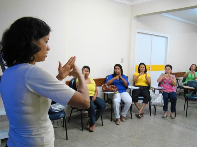 Comiss&atilde;o aprova oferta obrigat&oacute;ria de Libras em escolas p&uacute;blicas brasileiras